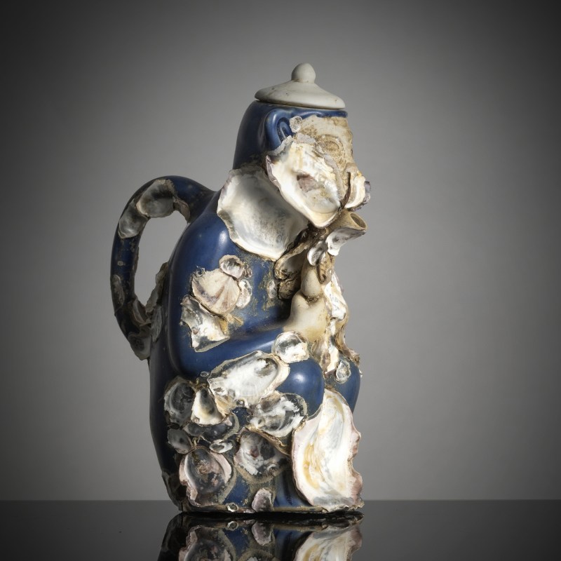 An underglaze-blue porcelain teapot in the shape of a seated monkey - 图1
