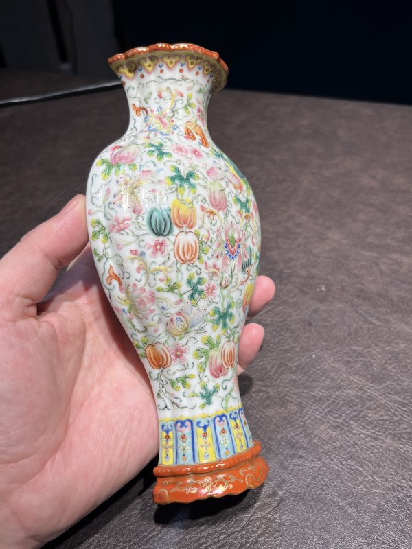 清乾隆 粉彩瑞果花蝶纹瓜棱壁瓶 - 图13
