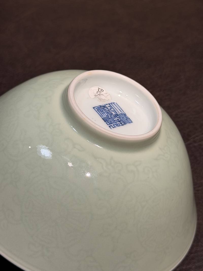 清乾隆 青釉暗刻轮花卉纹碗 - 图16