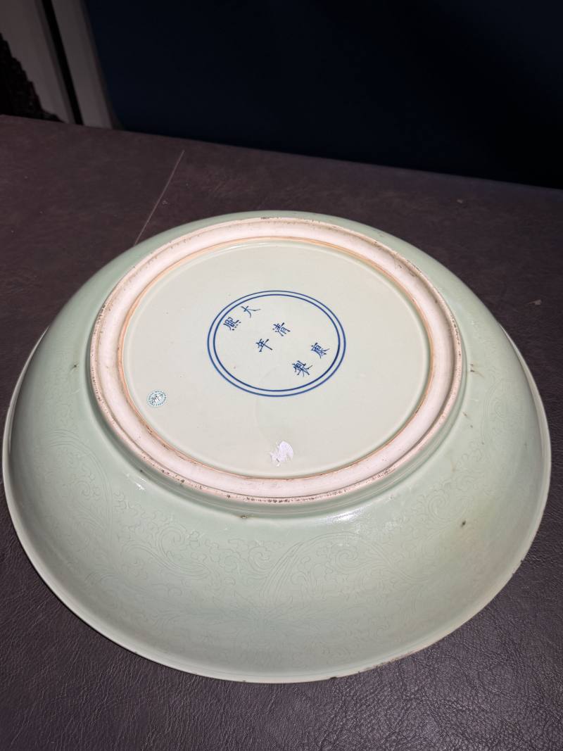 清康熙 冬青釉暗刻缠枝莲纹大盘 - 图10