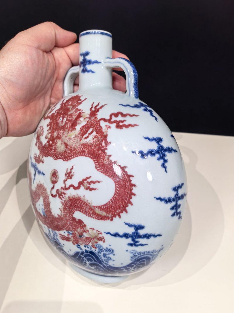 清乾隆 青花釉里红龙纹抱月瓶 - 图11