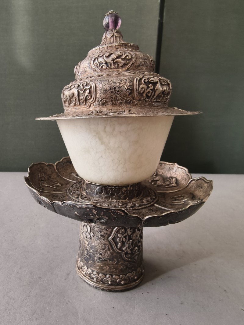 A jade bowl with stand and cover in silver with animals and floral motifs in relief - 图15