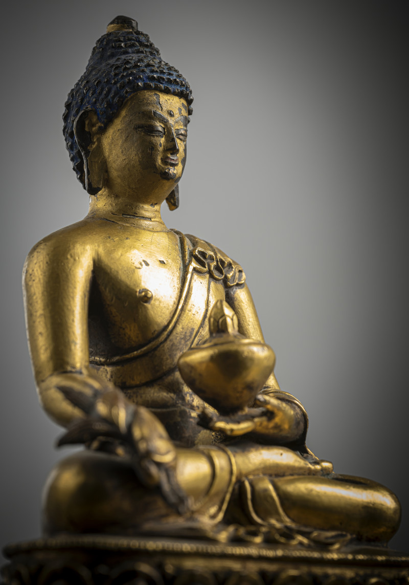 A GILT-COPPER FIGURE OF BHAISAJYAGURU - 图3