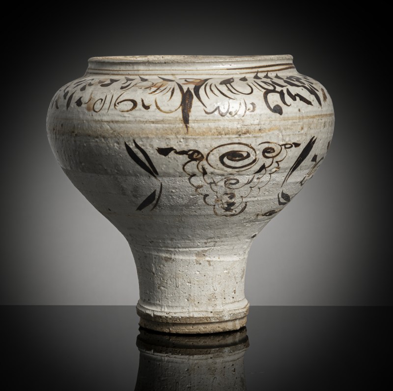 A Cizhou jar with figure decoration and a stylised inscription in Cizhou ware - 图3