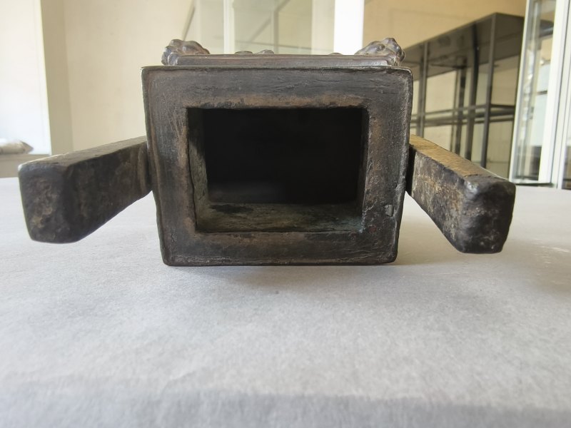 Two bronze incense burners, one on three legs, the second in the shape of a 'fang ding' - 图19