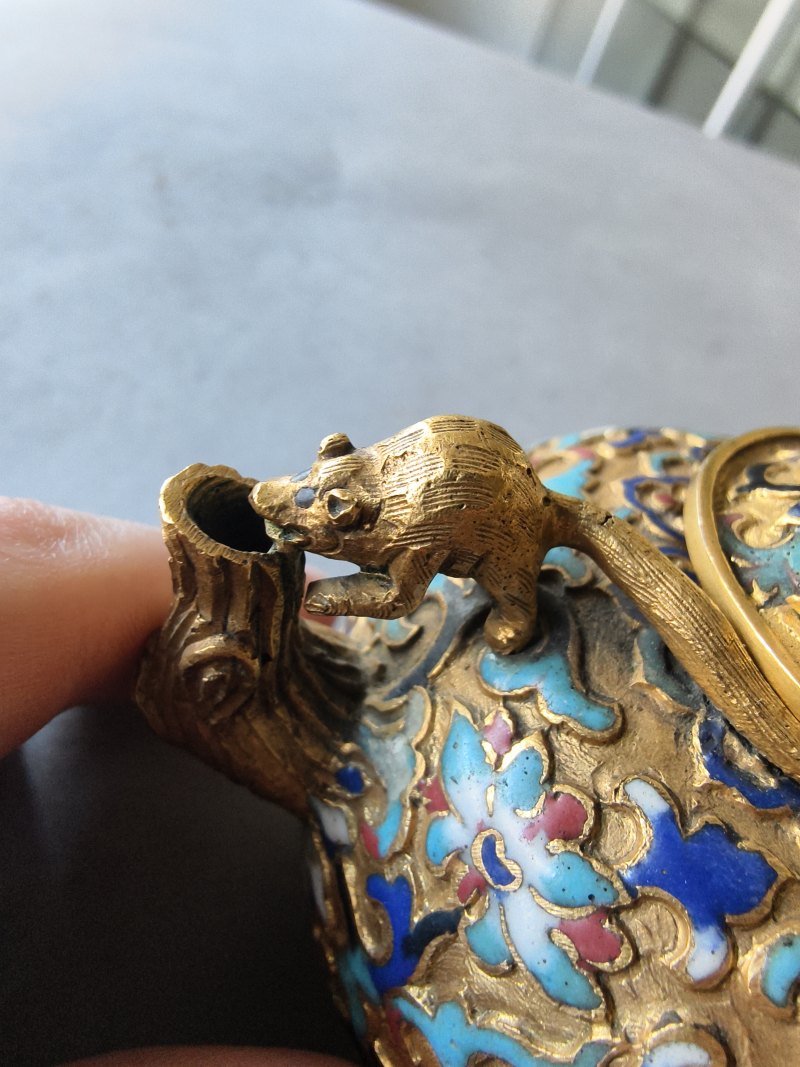 A fine gilt-bronze wine or teapot with champlevé decoration of lotus and foliage, the cover with a squirrel as knob - 图9