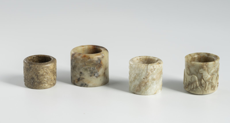 A group of four jade archer's thumb rings, some with relief decoration - 图2