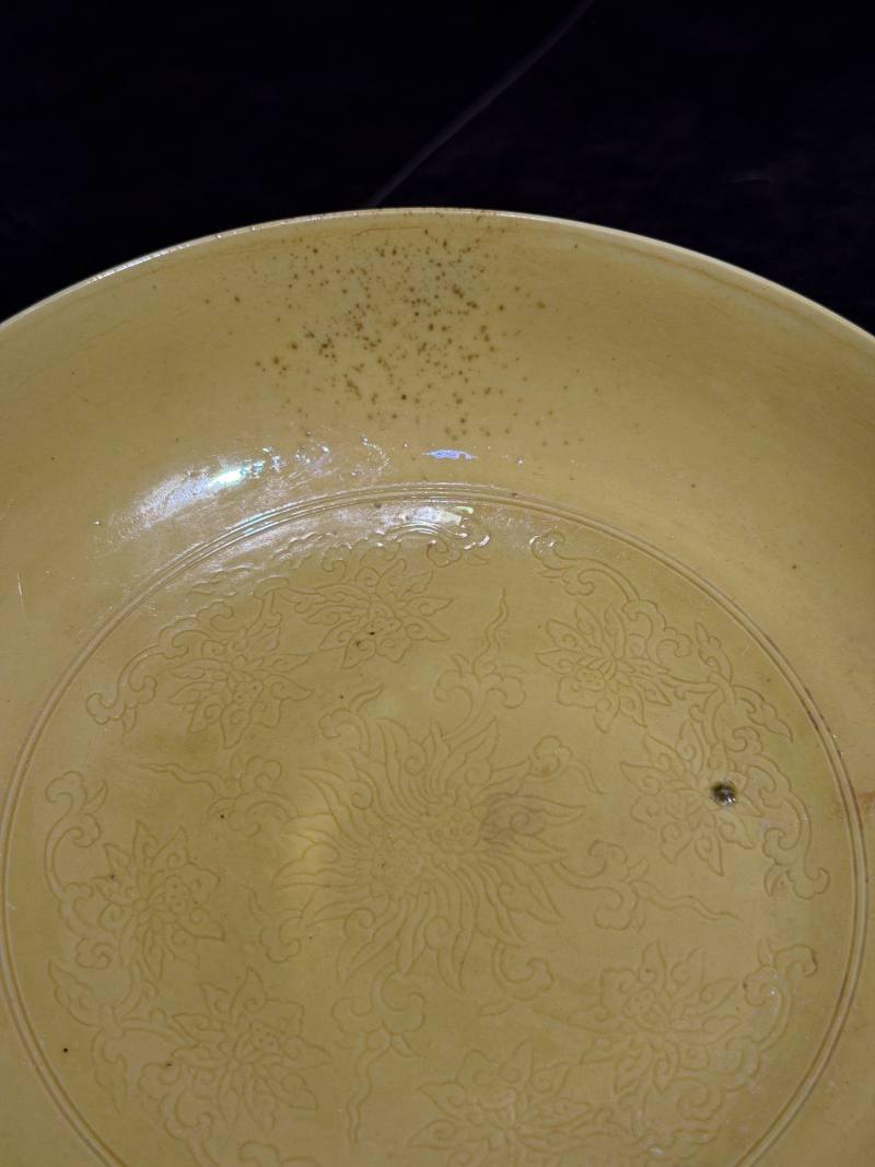 清雍正 黄地暗刻并蒂莲花纹盘一对 - 图30