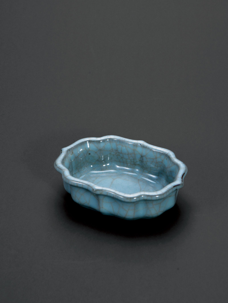明·仿官釉菱口海棠洗