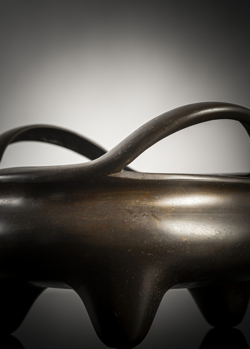 A tripod bronze incense burner with handles on the rim - 图3
