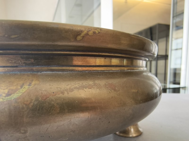 A flat heavy cast incense burner made of gold-coloured bronze on three short feet - 图12
