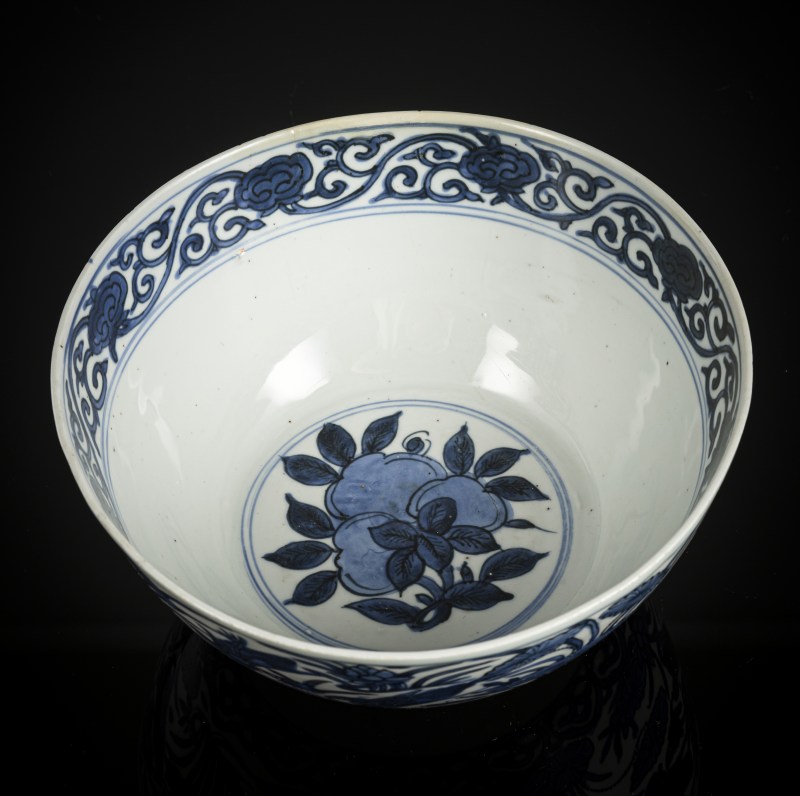 A fine decorated porcelain bowl with ducks in a lotus pond in strong underglaze blue - 图4