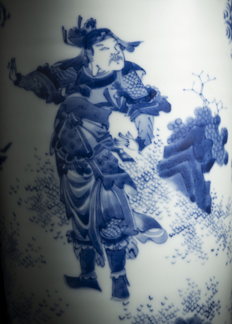 A blue and white 'warriors' sleeve vase (rolwagen) with gilt bronze mount - 图6