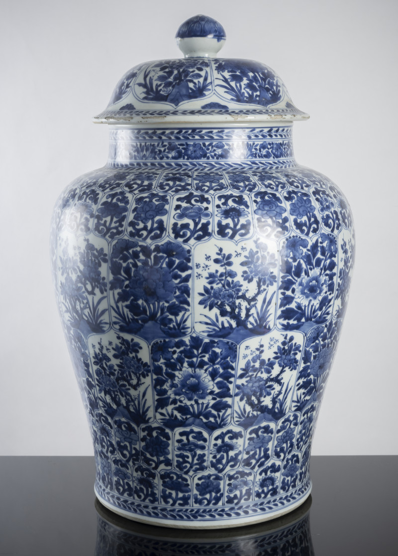 A large porcelain vase and cover decorated in underglaze blue with floral decoration in leaf-shaped reserves - 图3