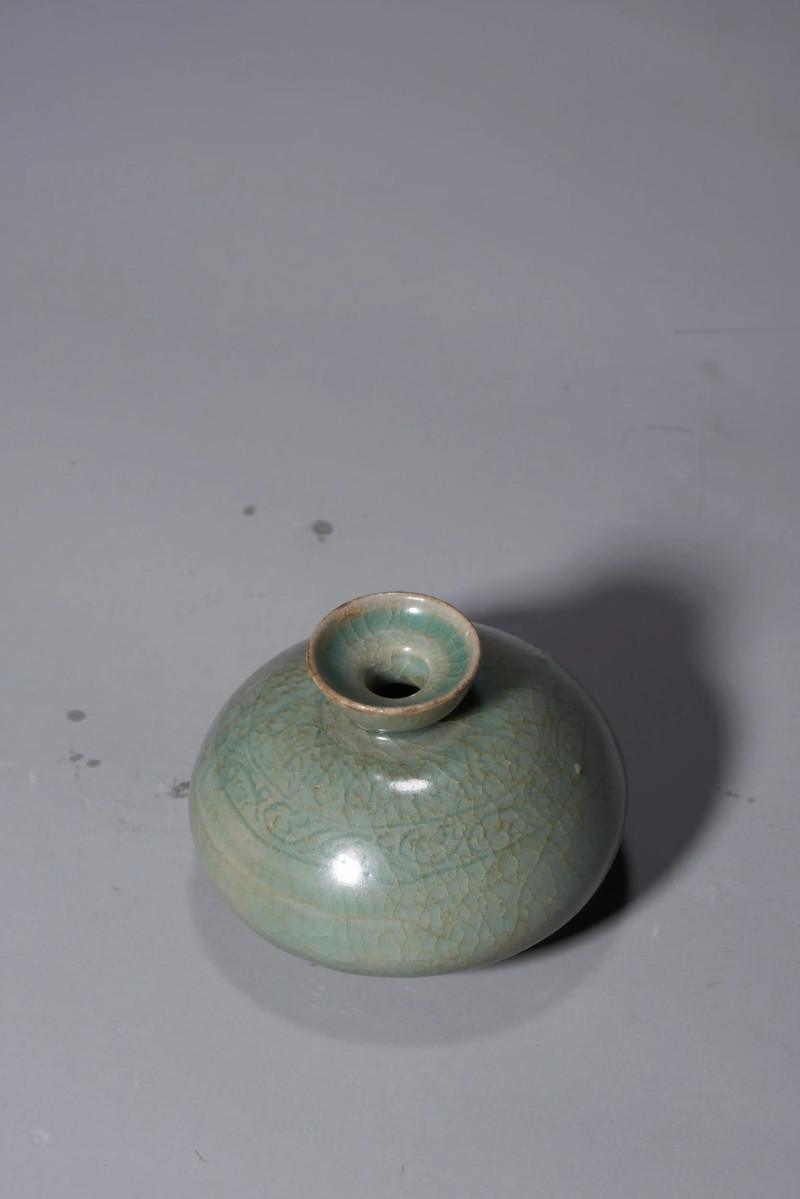 明代 高丽青釉暗刻花卉纹油壶 - 图4