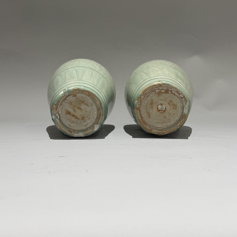 明代 龙泉窑青釉刻划缠枝花卉莲纹瓶一对 - 图13