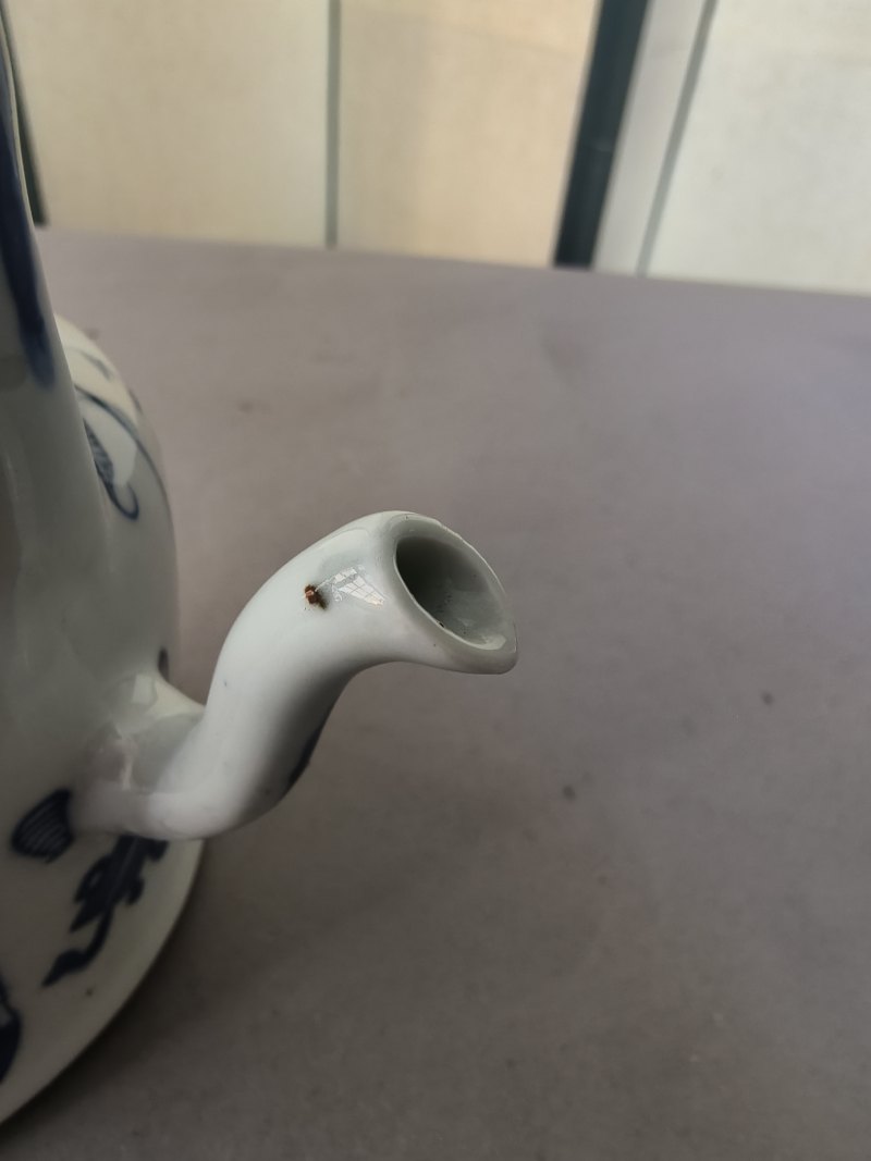Underglaze blue teapot and cover with a bow handle with figure decoration in a boat and poem inscription - 图13