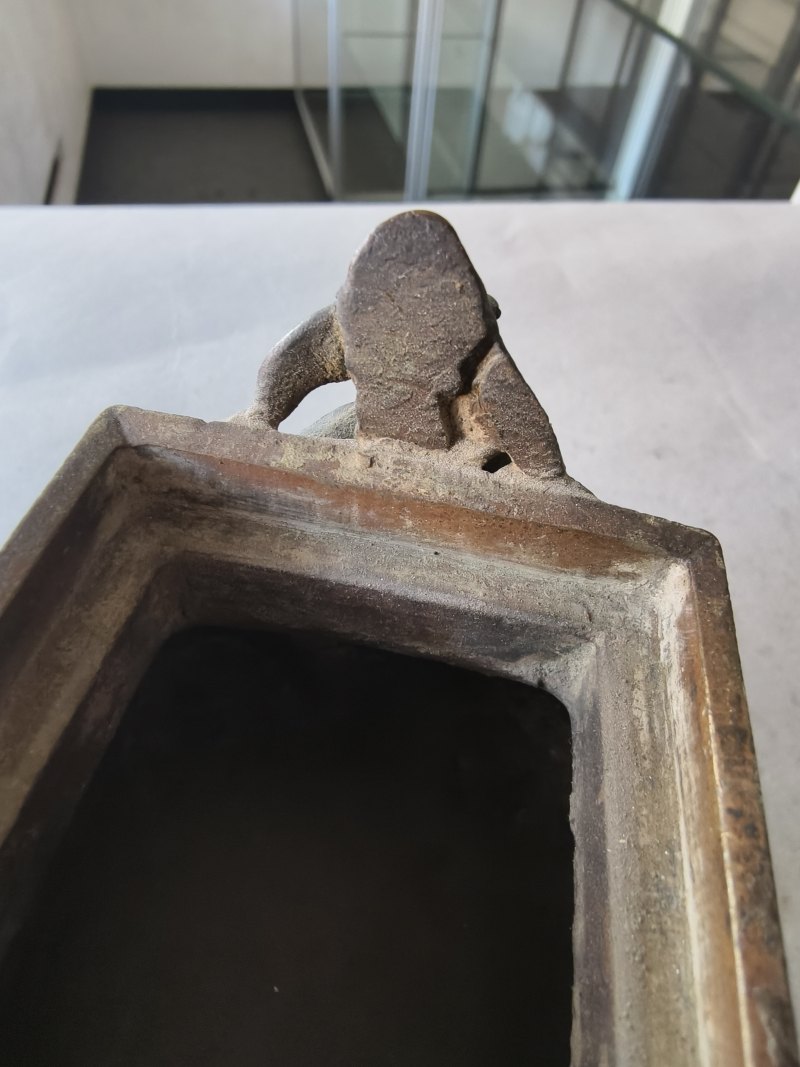 A bronze censer and a part-gilt 'gu'-shaped bronze vase - 图19