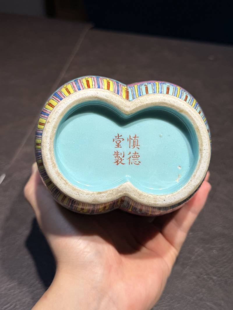 清道光 “慎德堂制”宫粉地松绿地洋莲纹蝠耳双连盖罐 - 图46