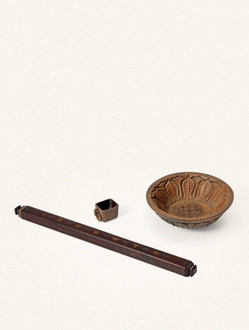 清·大雅堂款红木嵌金银丝香筒、竹雕莲蓬式壶承及竹刻吉语活环茶杯一组三件