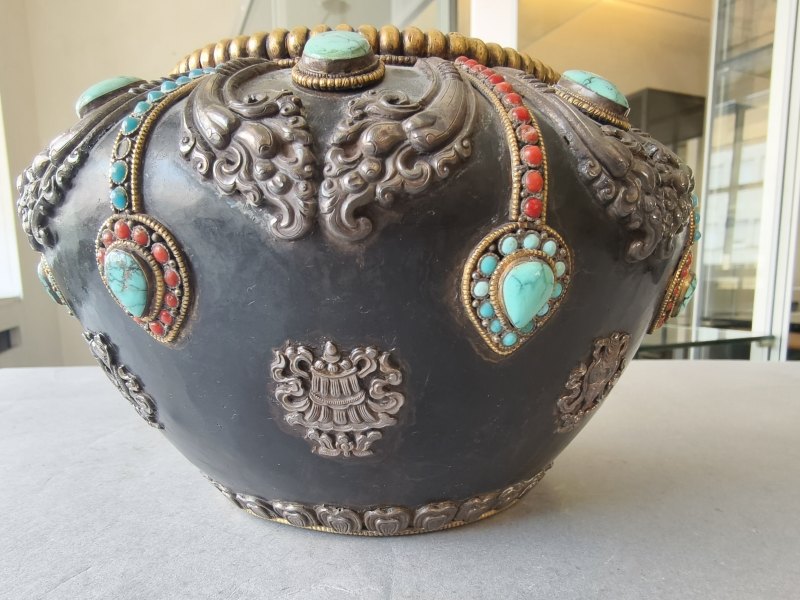 A PARCEL-GILT SILVER AND SEMI-PRECIOUS STONE INLAID METAL BOWL - 图13