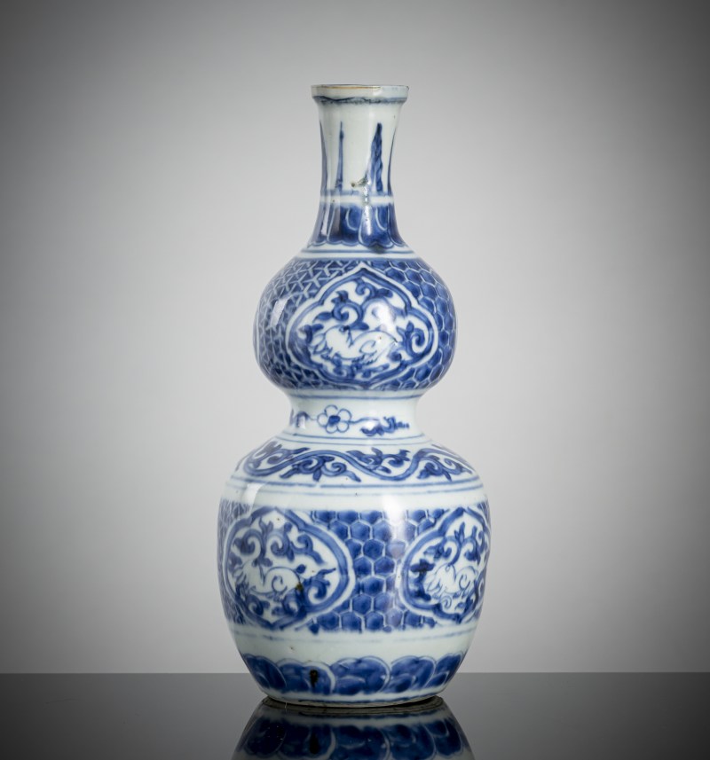 An underglaze blue gourd-shaped vase with hare motifs - 图2
