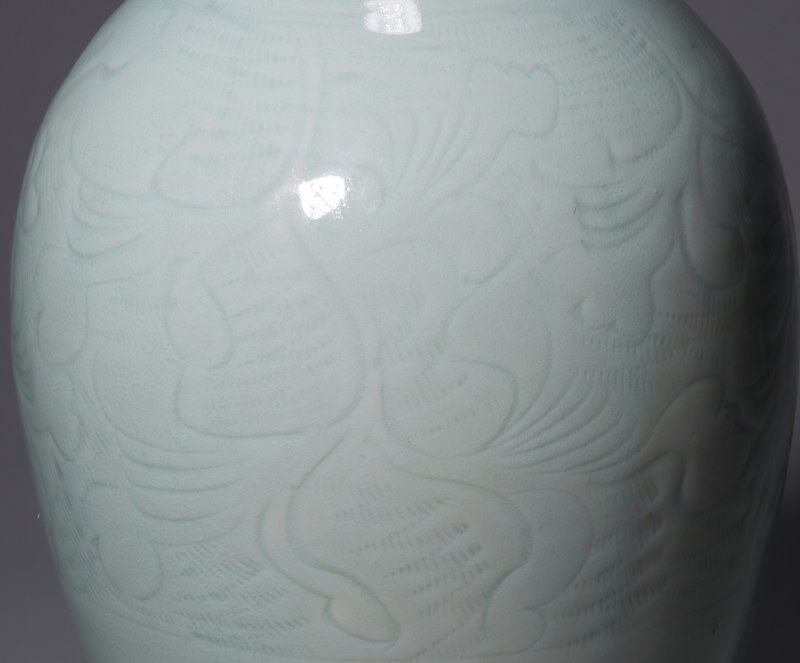 明代 青白釉暗刻莲花纹梅瓶 - 图7