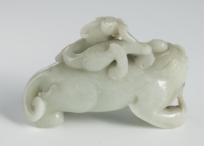 A fine jade carving of a 'bixie' with a boy in light green and white jade - 图3
