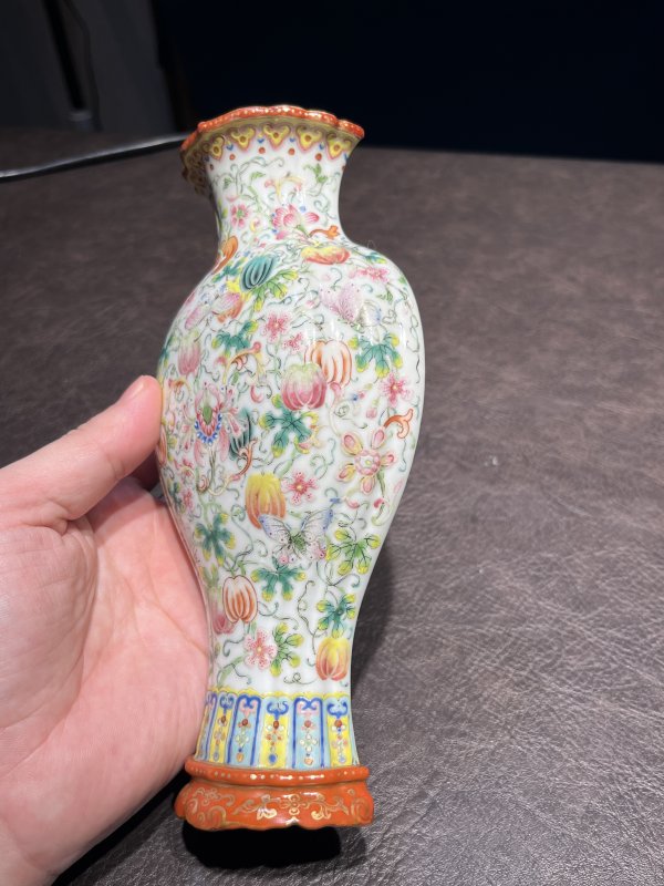 清乾隆 粉彩瑞果花蝶纹瓜棱壁瓶 - 图14