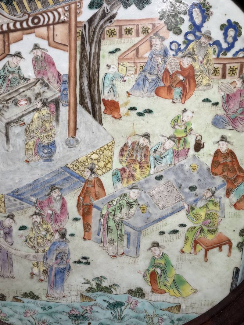 清乾隆 粉彩“十八学士”图圆形瓷板 - 图9