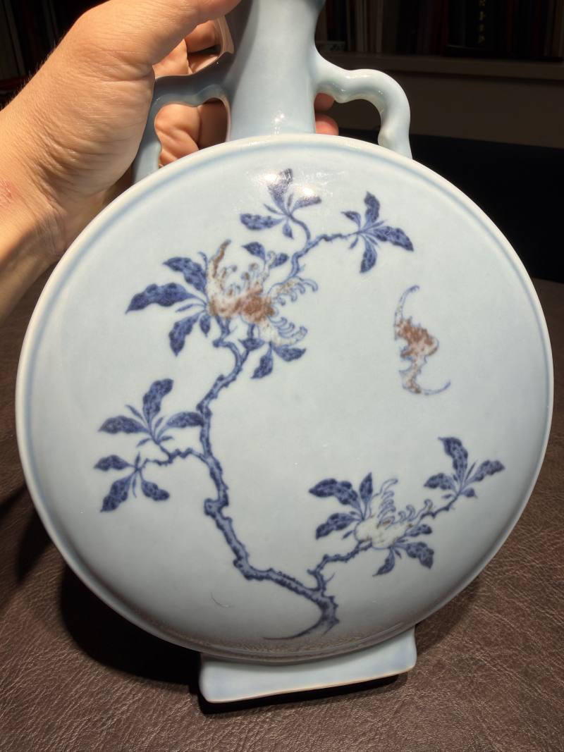 清乾隆 蓝地青花釉里红折枝花卉抱月瓶 - 图9