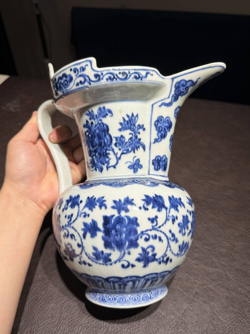 清乾隆 青花缠枝花卉纹僧帽壶 - 图8