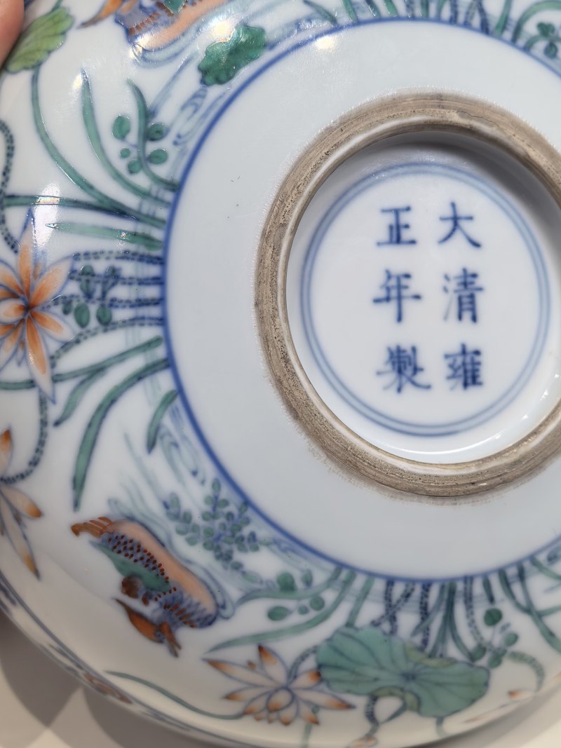 清雍正 斗彩鸳鸯荷塘图卧足盘一对 - 图11