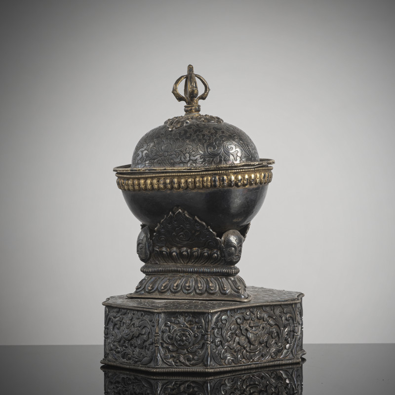 AN EMBOSSED PARCEL GILT SILVER KAPALA ON STAND - 图2