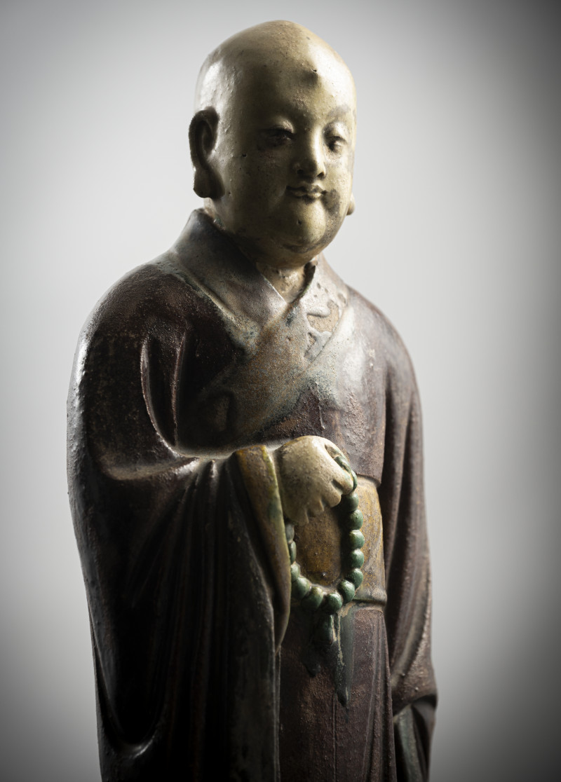 A ceramic figure of a standing monk - 图3