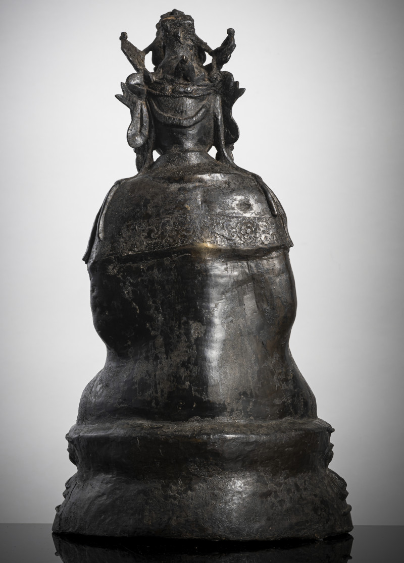 A large bronze figure of Guanyin seated on a lotus pedestal - 图2