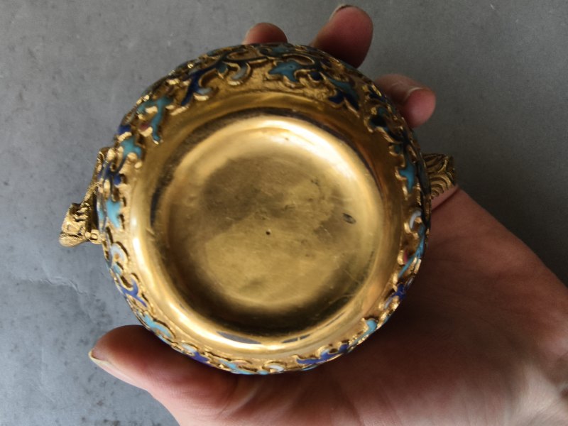 A fine gilt-bronze wine or teapot with champlevé decoration of lotus and foliage, the cover with a squirrel as knob - 图15