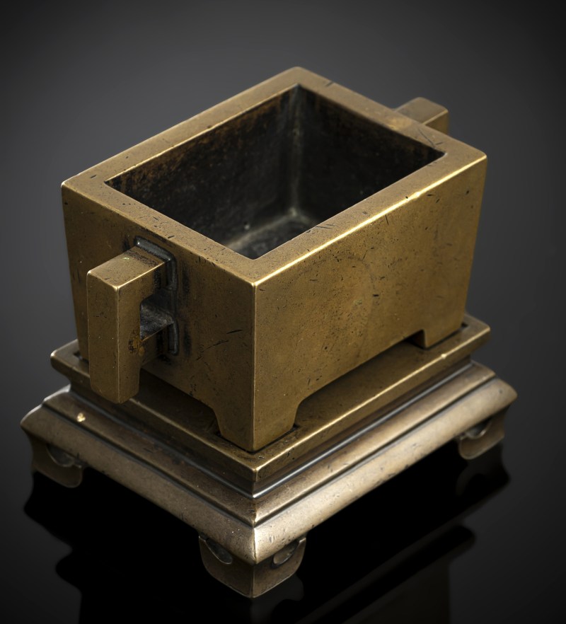 A rectangular twin-handled bronze censer with fitted bronze stand - 图4