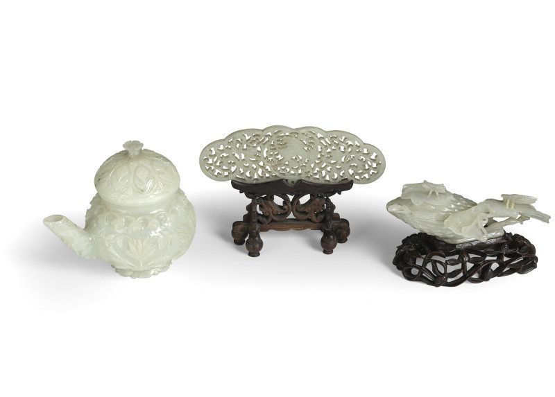 A carved jade teapot and cover and floral decoration in Moghul style, a box and cover with of melon and insects (wooden base) and openwork pendant with phoenix (wooden base) - 图2