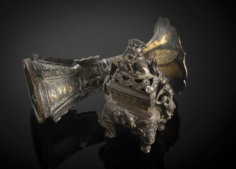 A bronze censer and a part-gilt 'gu'-shaped bronze vase - 图4