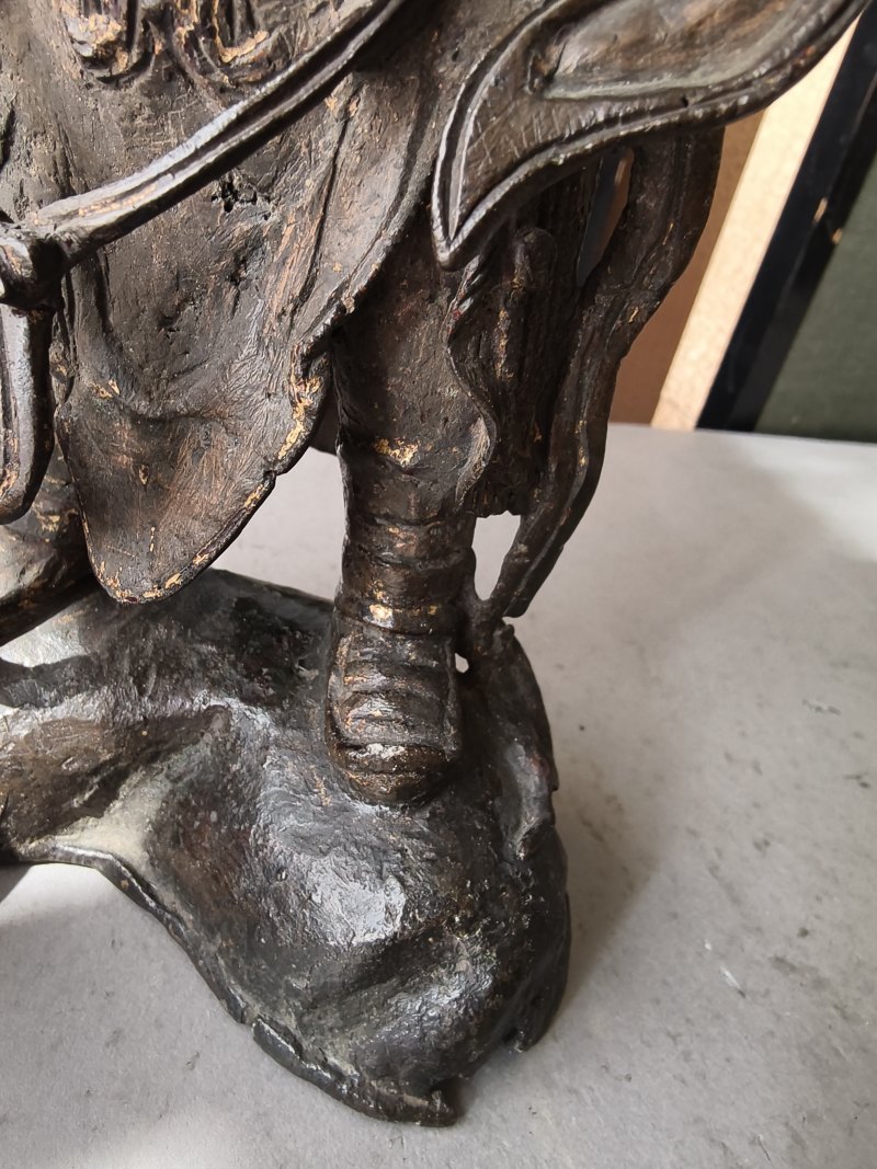 A bronze figure of standing Weituo on a stand dressed in splendid armour with traces of gilding - 图13