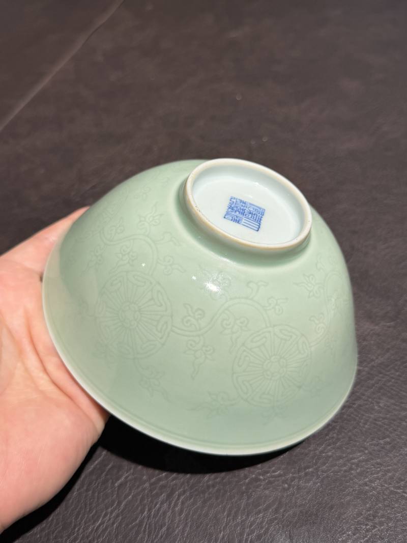 清嘉庆 青釉暗刻皮球花卉纹碗 - 图6