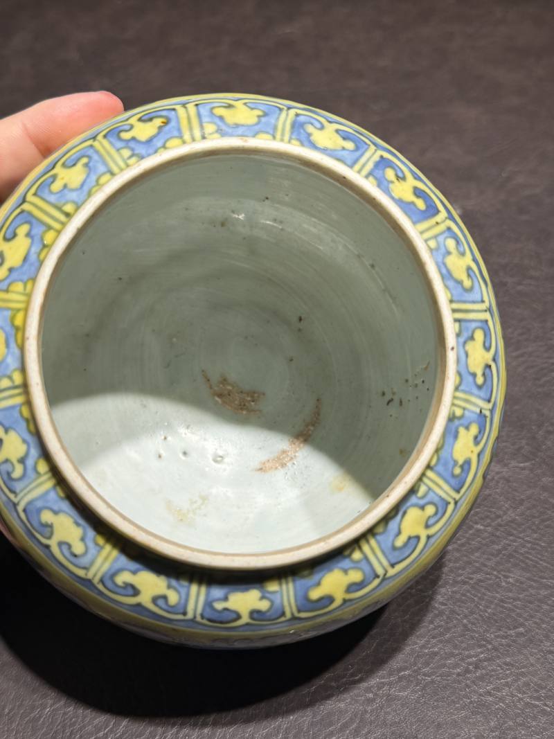 明嘉靖 黄地青花缠枝莲纹盖罐 - 图17