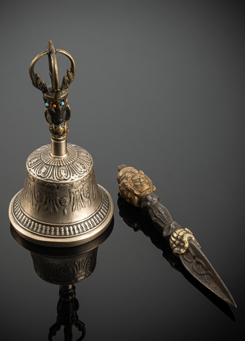 A metal bell (ghanta) and a phurbu - 图4
