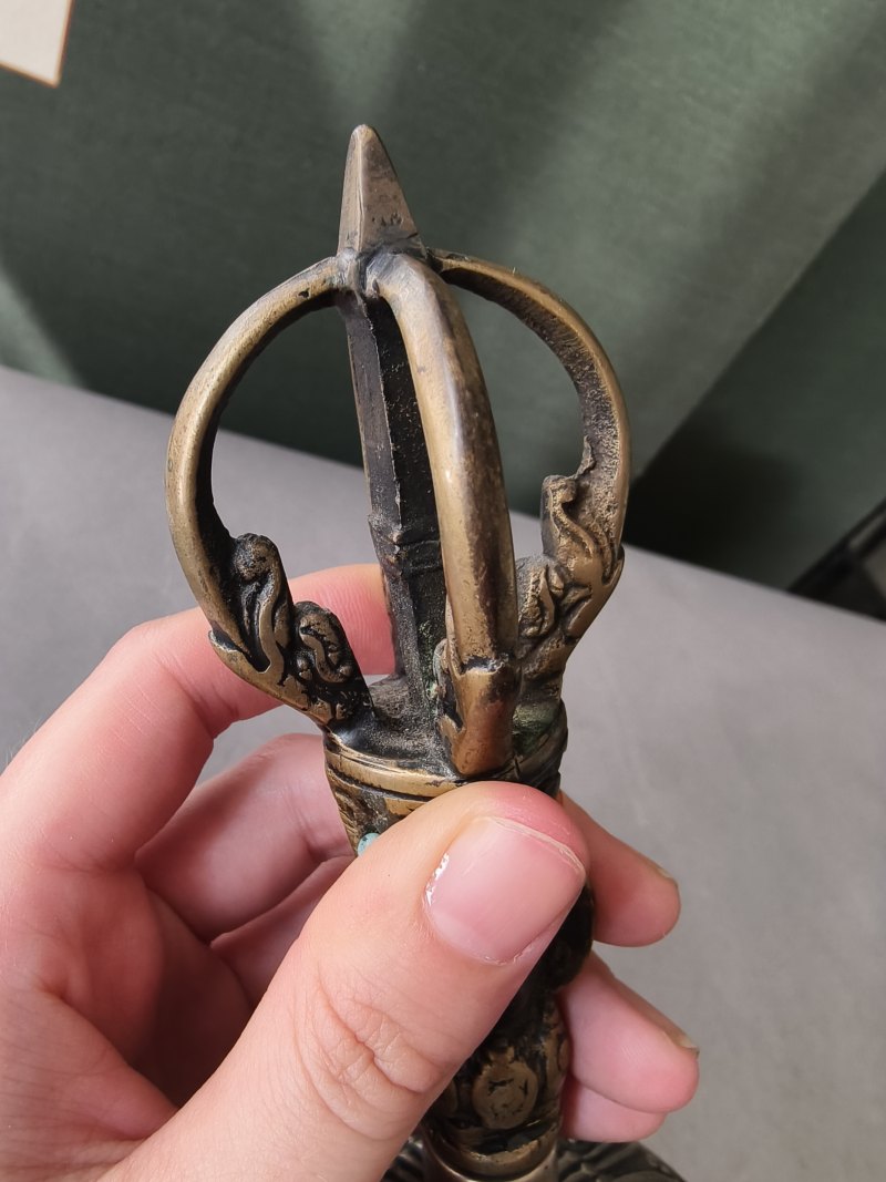 A metal bell (ghanta) and a phurbu - 图20