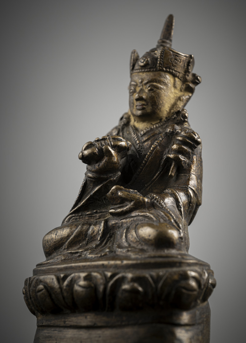 A BRONZE FIGURE OF PADMASAMBHAVA - 图5