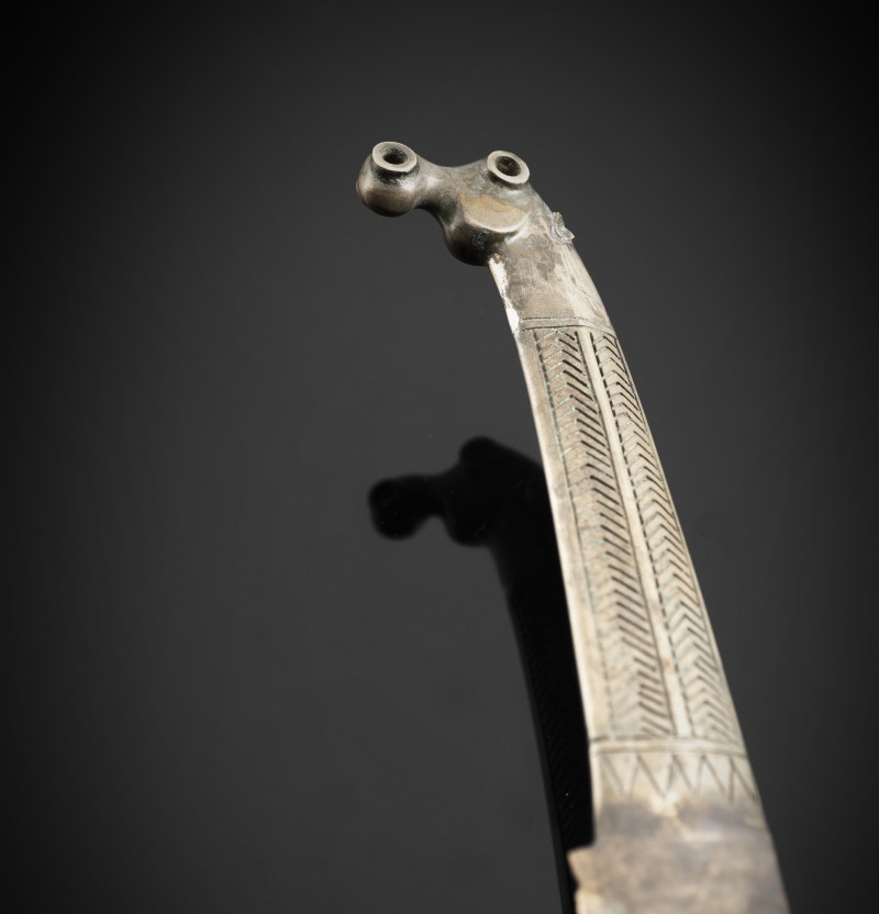 A bronze short dagger in archaic style, 'hsiung nu' - 图4