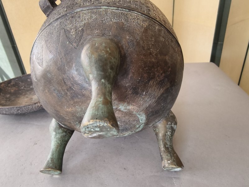 Three-legged bronze food vessel "ding" type - 图12