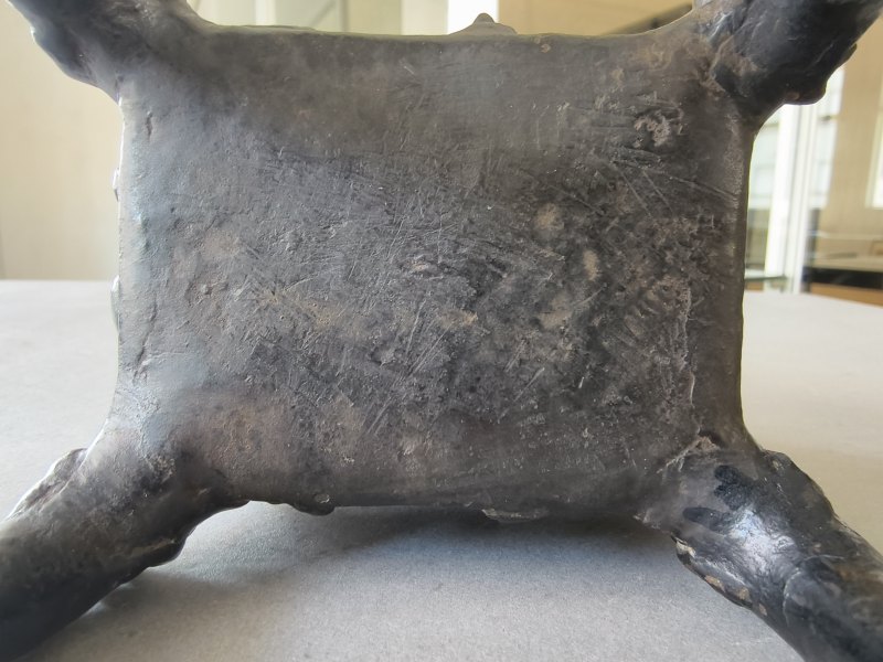 Two bronze incense burners, one on three legs, the second in the shape of a 'fang ding' - 图20
