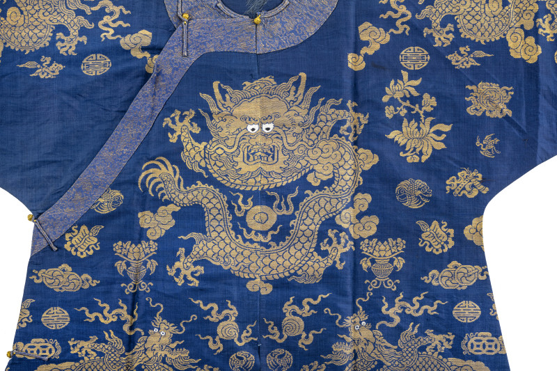 An unlined dragon robe from blue silk with woven patterns - 图2